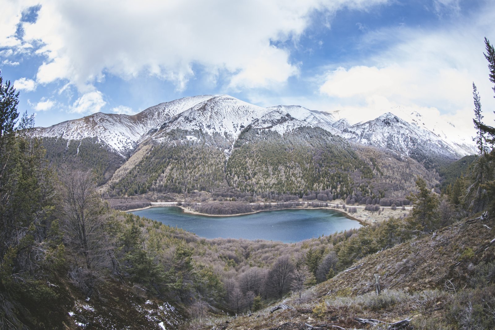 Lago entre as montanhas · Patagônia