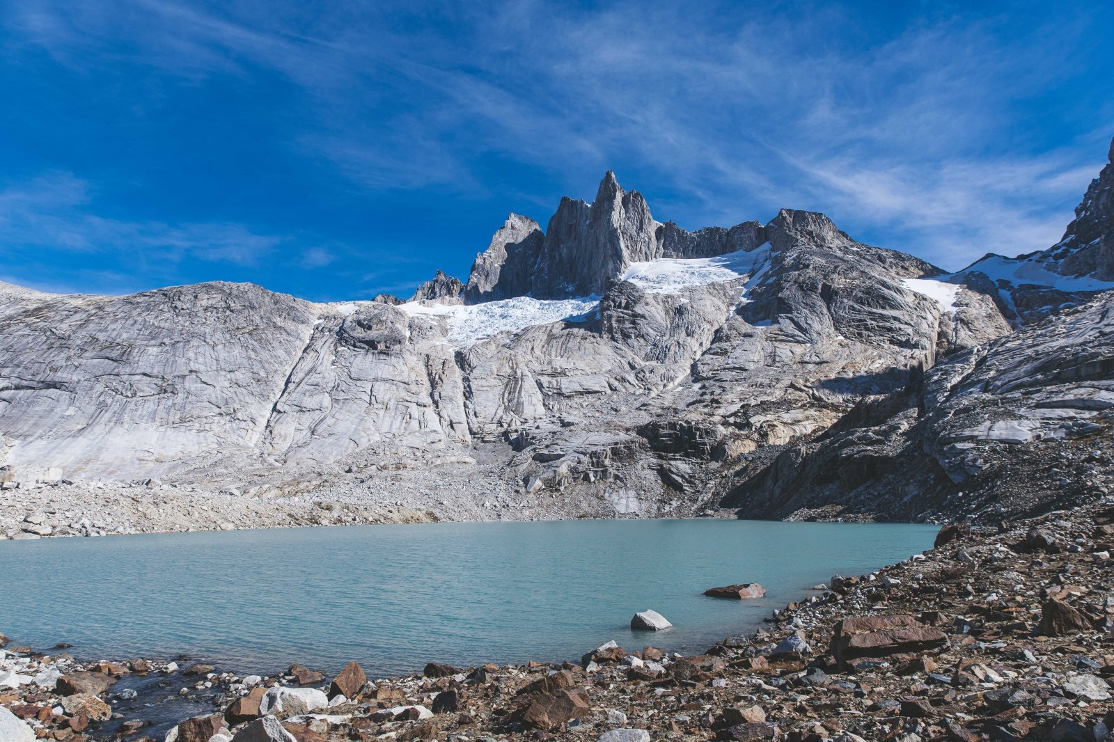 A laguna glacial e as torres · Cerro Avellano